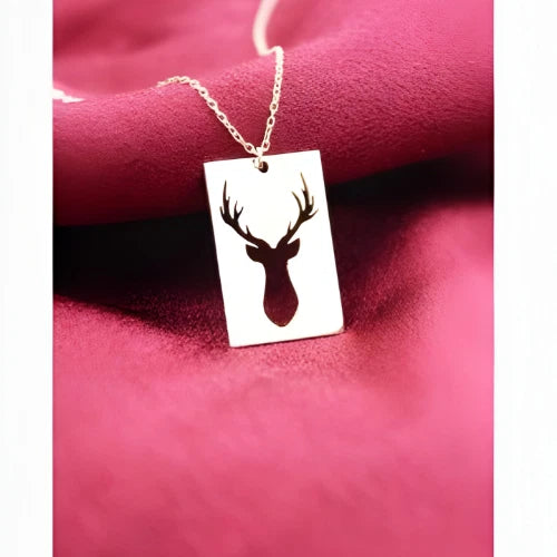 Asaletin Simgesi: Geyik Figürlü Dikdörtgen Plaka Kolye - 14K Altın Kaplama