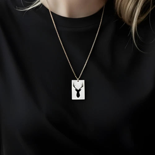 Asaletin Simgesi: Geyik Figürlü Dikdörtgen Plaka Kolye - 14K Altın Kaplama