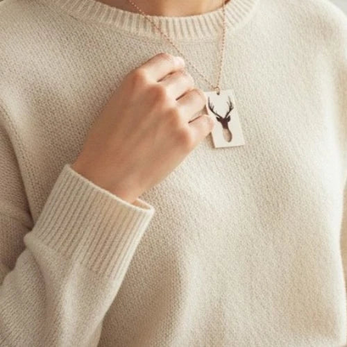 Asaletin Simgesi: Geyik Figürlü Dikdörtgen Plaka Kolye - 14K Altın Kaplama